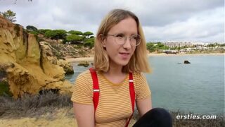 Amelia se masturbe dans ses bas genoux