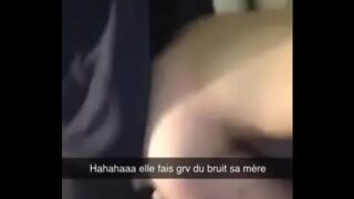 Parisienne visite une cité de France