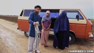 Un homme arabe vend sa propre fille