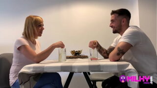 Il la baise à la chaîne porno