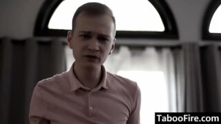 Porn il baise sa soeur devant sa mère