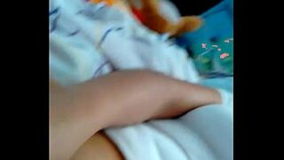 Elle se masturbe devant sa copine et se fait sucer