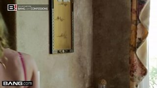 Femme toute nu embrasse femme