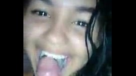 Belle brune succion et gagner du sperme