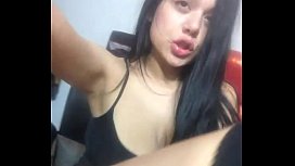 Chaude brune se masturber