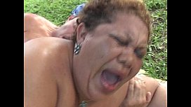 Manger la grosse vieille femme dans la cour