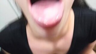 Mari venant dans la bouche de la femme à l&rsquo;intérieur du vestiaire