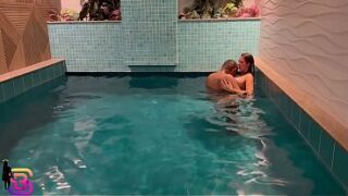 Film porno français le mari amène sa femme dans la forêt pour raconter des autres