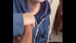 Nouvelle fille payant une pipe à l&rsquo;école