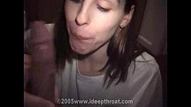 Heather Brooke voulant du lait dans la bouche